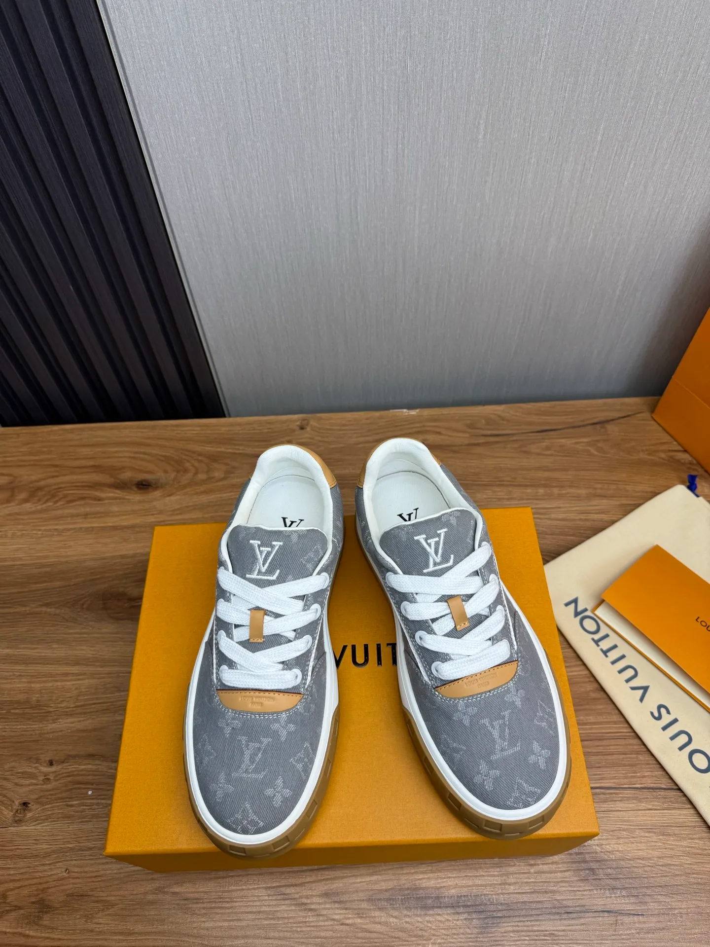 Men's shoes 620💰 Lv. Top purchasing agent🇮🇹 Louis Vuitton, sports sneakers counter synchronization, uppers imported from Italy, high-quality splicing and complex handicrafts, imported mesh pads are soft and comfortable, soles: original factory special soles, TPU exclusive movable molded soles super comfortable, original factory single goods, 🔍🔍high quality, you can enter and exit the counter at will, welcome to compare, code number 38-44 (customized 38.45)